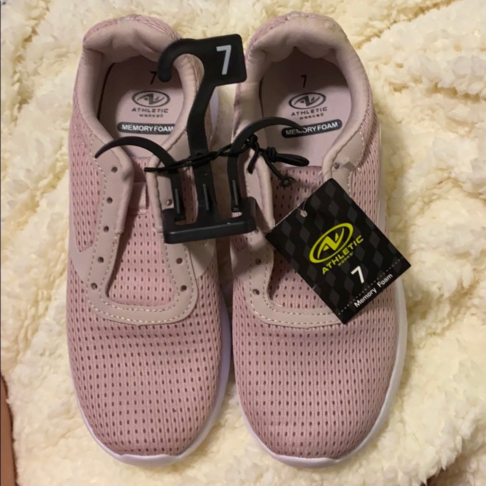 Tennis shoes